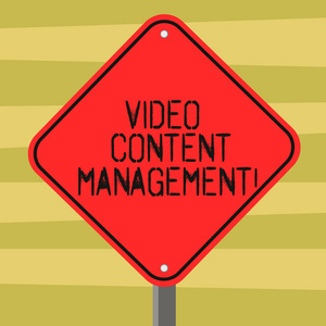 顯示視頻內(nèi)容管理的文本符號。個(gè)人的概念照片評估是對產(chǎn)品的回應(yīng), 在彩色紙照片上充滿飲料的飲料杯的頂觀